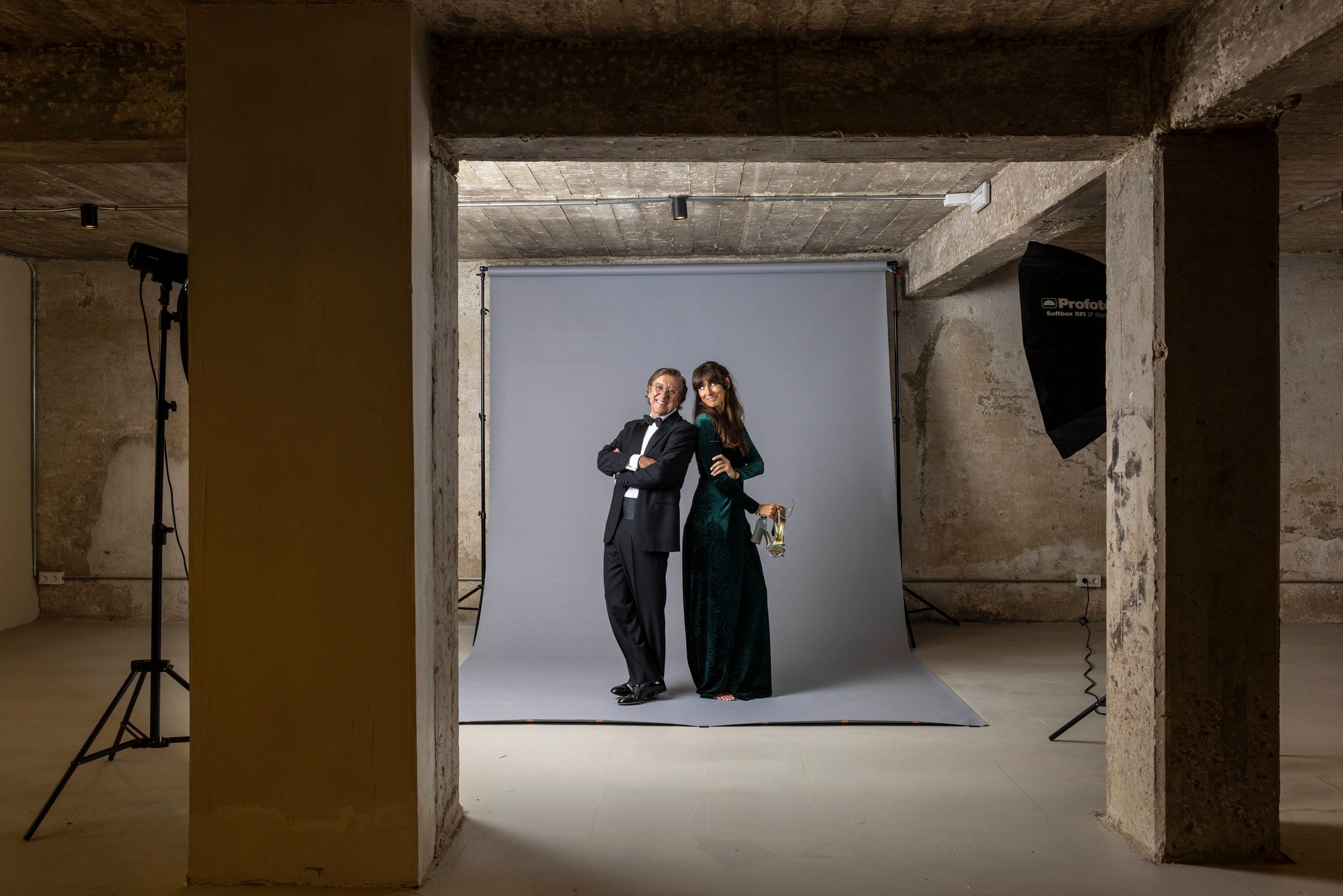 Pío Cabanillas y Sandra Zobel, vestidos de gala, en el plató de IMARA Studio