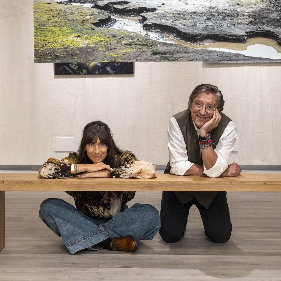 Sandra Zobel y Pío Cabanillas, sonrientes, apoyados en el banco de madera de la sala IMARA