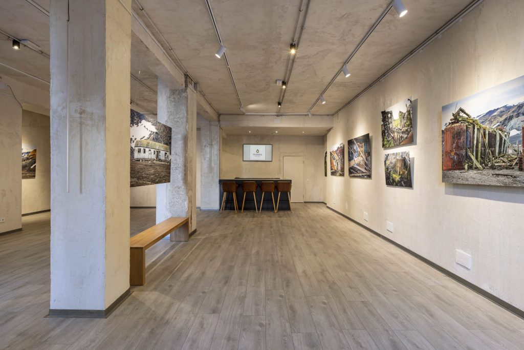 Fotografías de REVENGE colgadas en la sala IMARA