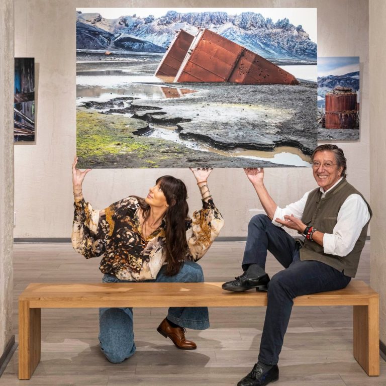Sandra Zobel y Pío Cabanillas sujetan una fotografía de la exposición REVENGE en la sala IMARA